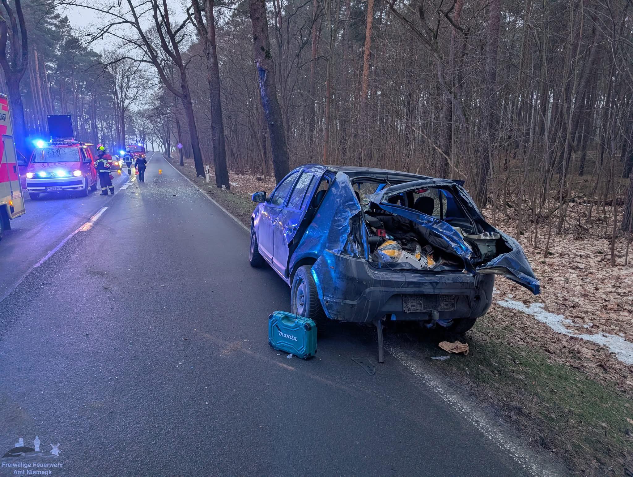 Verunfallter PKW am Straßenrand