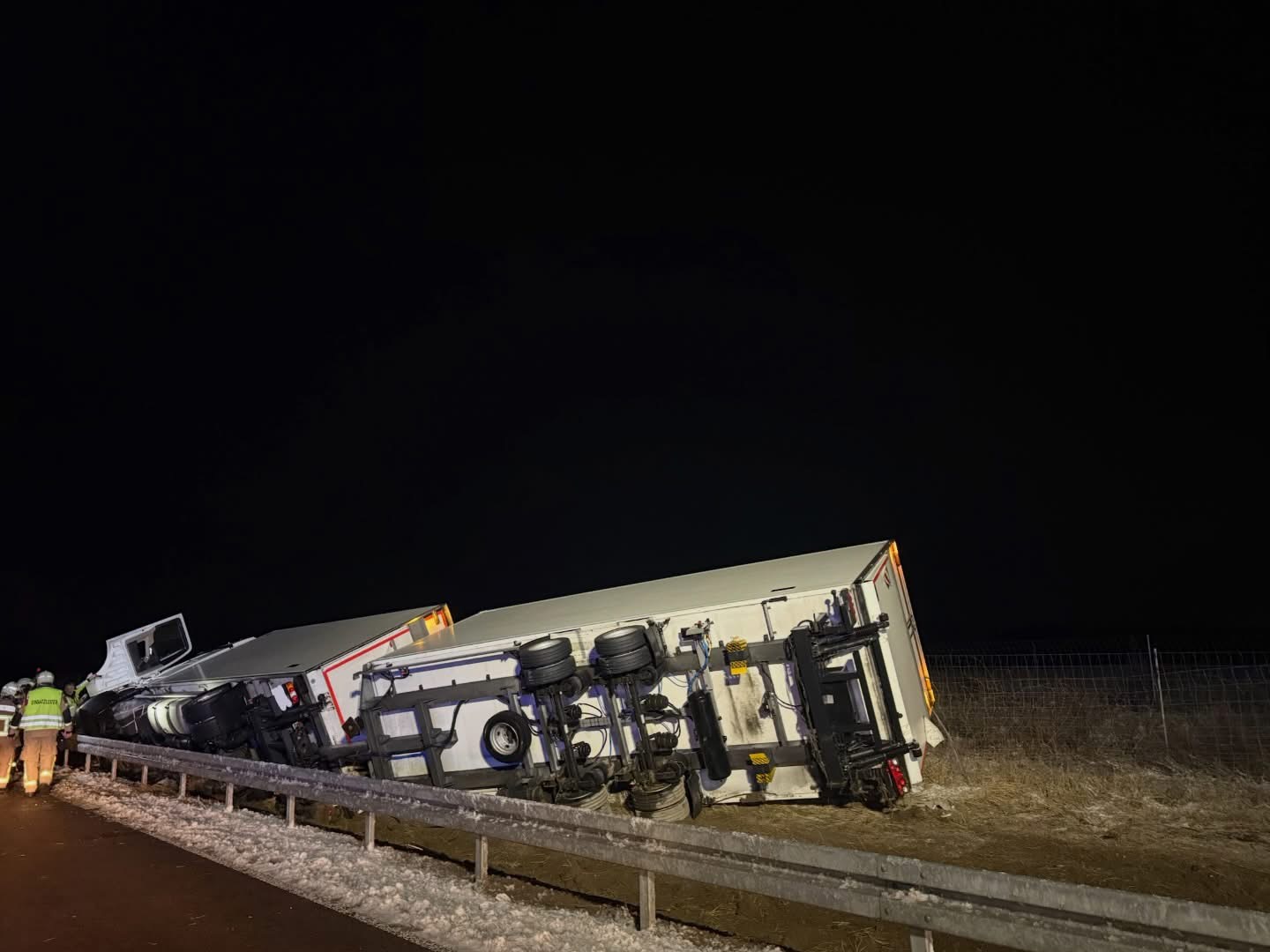 IMG_0515 Ein Lkw mit Anhänger kam auf der A24 zwischen der Anschlussstelle Fehrbellin und der Raststätte Linum von der Fahrbahn ab und landete im Graben. Die Feuerwehr sicherte die Unfallstelle ab und stellte den Brandschutz sicher.