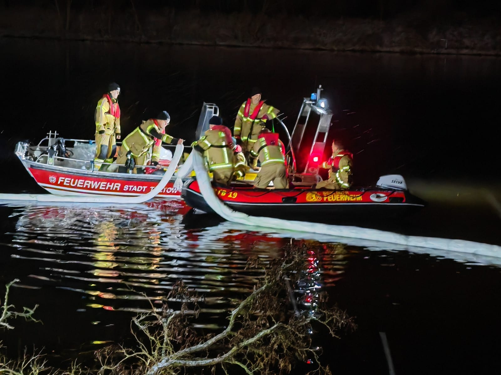 Mit Booten und Ölsaugsperren waren Einsatzkräfte der Berliner Feuerwehr und der Feuerwehr Teltow mehrere Stunden auf einem Gewässer in Teltow im Einsatz, um eine rund 400 Quadratmeter große Ölverschmutzung einzudämmen.